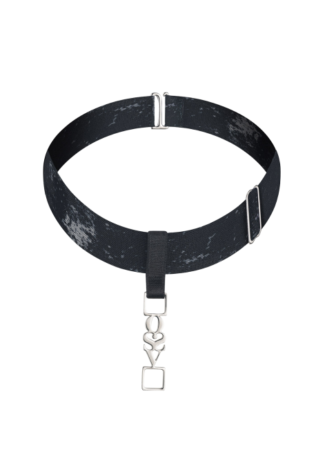 Choker na szerokiej tasiemce – nowoczesny i wyrazisty dodatek