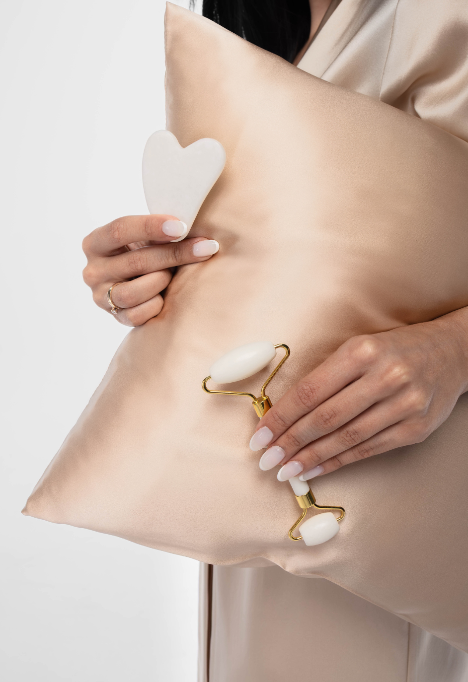 Zestaw roller do masażu z płytką Gua Sha oraz poszewką jedwabną Zestaw roller do masażu z płytką Gua Sha oraz poszewką jedwabną