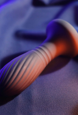 Wibrujący stymulator analny z funkcją posuwu i podświetleniem LED