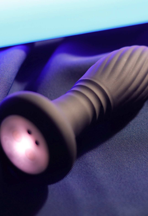 Wibrujący stymulator analny z funkcją posuwu i podświetleniem LED