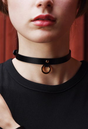 Delikatny, skórzany choker ze złotym ringiem