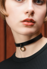 Delikatny, skórzany choker ze złotym ringiem