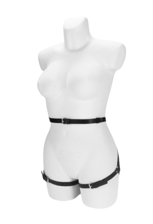 Wykonany z naturalnej skóry, czarny harness