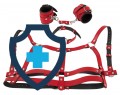 Czerwony harness podkreślający biust, kajdanki i obroża