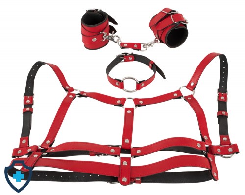 Czerwony harness podkreślający biust, kajdanki i obroża